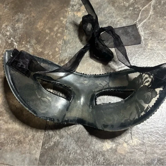 Elegant Black Lace Venetian Masquerade Mask - Picture 3 of 4